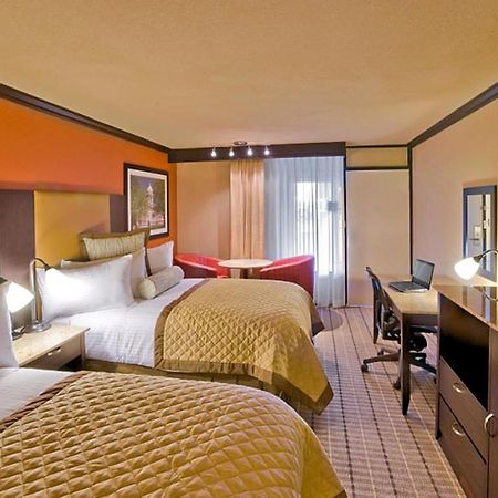 Wyndham Garden Oklahoma City Resort & Conference Hotel Near Airport, Fairgrounds Paycom & I40 Bilik gambar